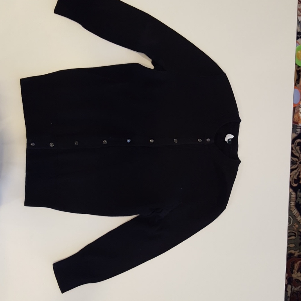 Light weight good shape sweater